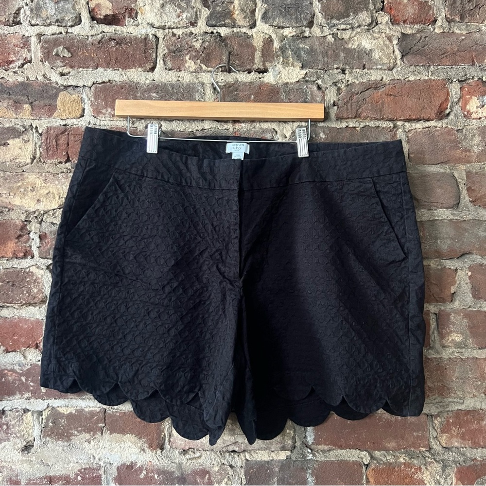 Crown & Ivy Shelby Scalloped Hem Shorts